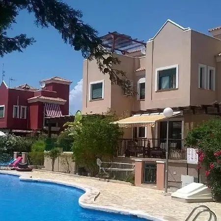 Townhouse La Farola With Parking